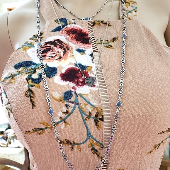 Light for Fashion Dress Tan & a pretty flower pattern Size M to L  NWT - Picture 5 of 8